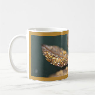 Café Gotas de agua en la taza de la hoja