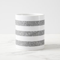 La mirada del purpurina de la chispa raya la taza