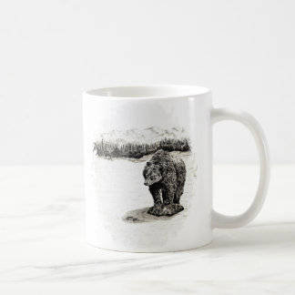 Café Grisáceo en la taza de la roca
