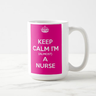 Café Guarde la calma que soy (casi) una taza de la