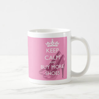 Café Guarde la calma y compre más taza de los zapatos