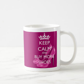 Café Guarde la calma y compre más taza de los zapatos