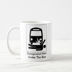 Café Hombre señalado debajo de la taza del autobús