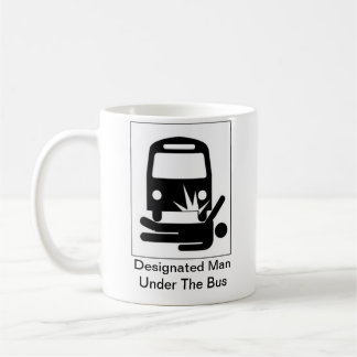 Café Hombre señalado debajo de la taza del autobús
