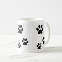 Huellas de la taza hermosa de los gatitos