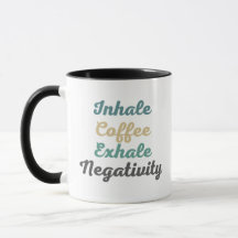 Café inhalado con hongos y tazas de negatividad ex