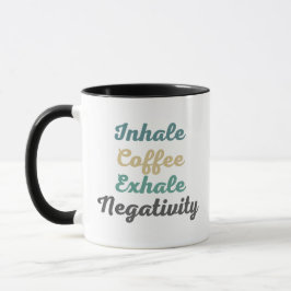 Café inhalado con hongos y tazas de negatividad ex