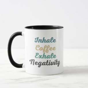 Café inhalado con hongos y tazas de negatividad ex
