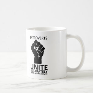 Café Introverts unen por separado en su taza de los