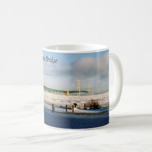 Café Invierno en la taza del puente de Mackinac