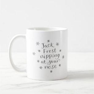 Café Jack Frost que pellizca en su taza de la nariz