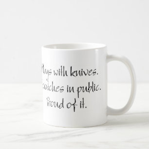Café "Juega con taza de Scratchboard de los cuchillos