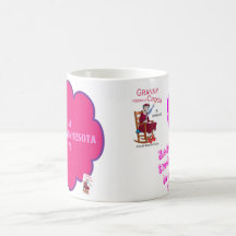 La abuelita de la abuelita engancha una taza del