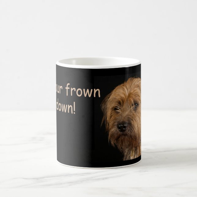Café La taza blanca del perro de Terrier de frontera, (Centro)