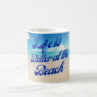 Café La vida es mejor en la taza de la playa