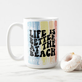 Café La vida es mejor en la taza de la playa