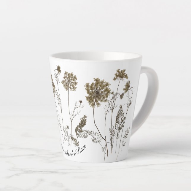 Café Latte La encaje de la Reina Ana en una pequeña taza de l (Ángulo derecho)