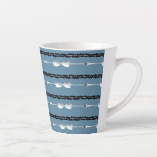 Café Latte taza con cuchara de plata y hilo tendido