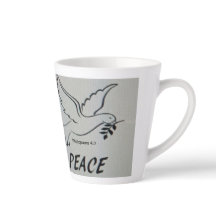 Una taza con paloma de la paz y escritura