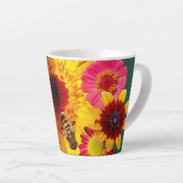 Café Latte Una taza de flores coloridas y divertido abeja. 
