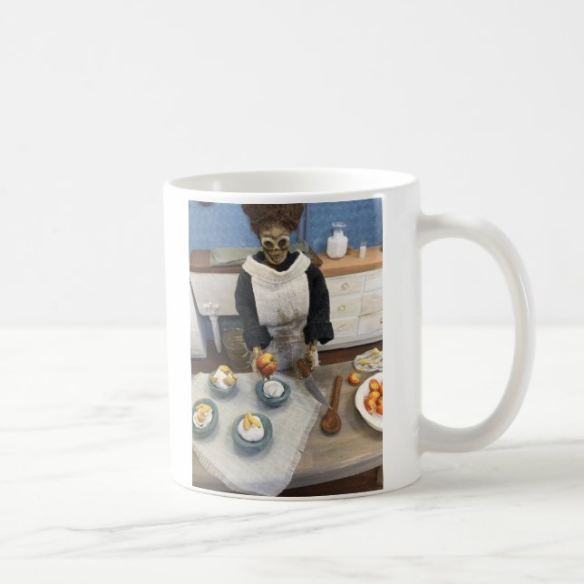 Café Lavado tifoideo de Maria su taza de las manos (Derecha)