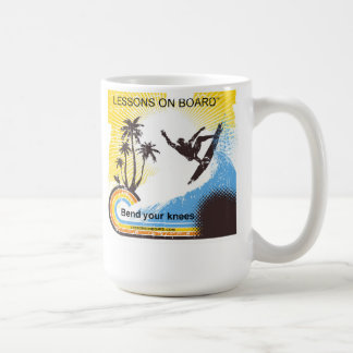 Café "Lecciones a bordo" curva su taza de las rodillas