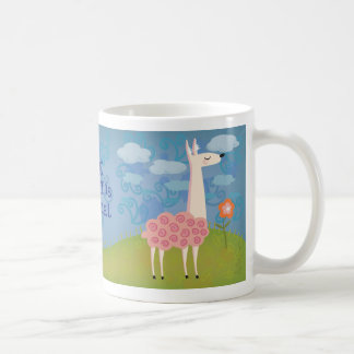 Café Llama rosada en la taza de la cumbre