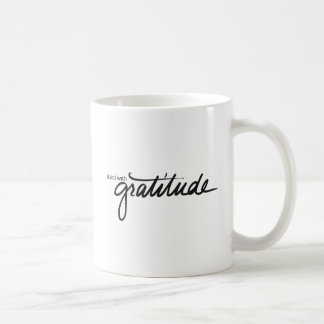 Café Llenado de la taza de la gratitud