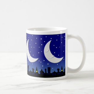 Café Luna soñolienta sobre la taza de la ciudad