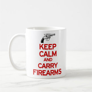 Café Mantenga tranquilo y lleve la taza de las armas de