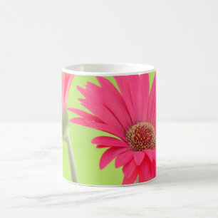 Café Margaritas rosadas adaptables de Gerber en la taza
