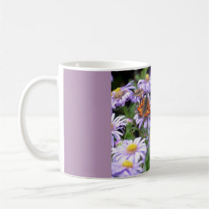Café Mariposa descansando en la taza de flores