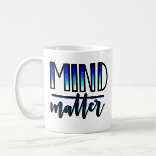 Café Mente sobre la taza negra y azul de la materia -