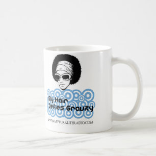 Café Mi pelo desafía la taza de la gravedad