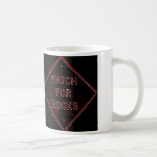 Café mire para la taza de las rocas