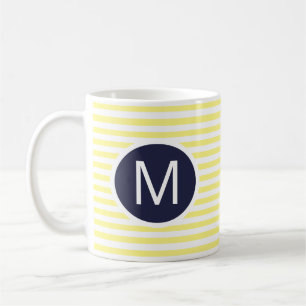 Café Monograma azul de la marina redonda sobre la taza 