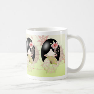 Café Muñeca de Kokeshi del verano en taza verde y