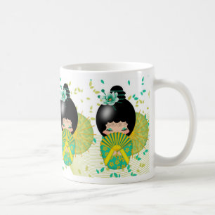 Café Muñecas de Kokeshi en taza verde y amarilla