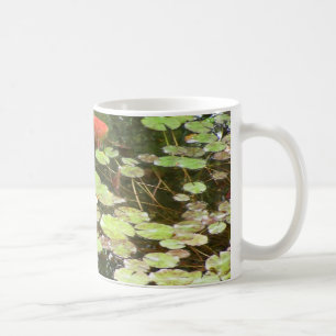 Café Natación de los pescados de Koi en taza de la