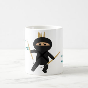 Café Ninja con la taza circular de las agujas que hacen