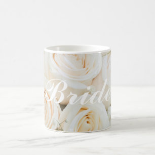 Café Novia de la boda a ser taza con los rosas blancos