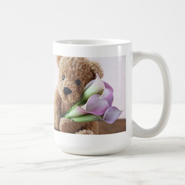 Café oso de peluche que sostiene la taza de las calas (Derecha)