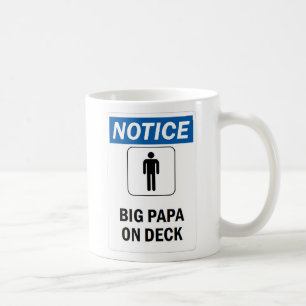 Café Papá grande de la taza blanca clásica en cubiert