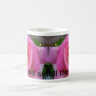 Café Pare y huela la taza de los rosas