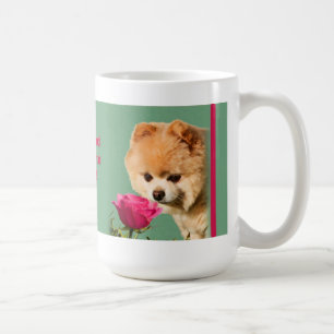 Café Pare y huela la taza de los rosas