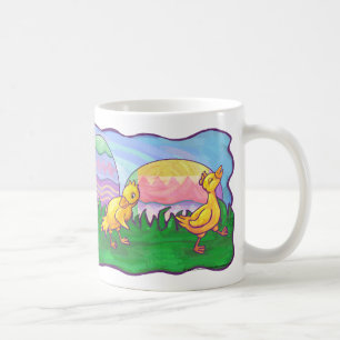 Café Patos en una taza de huevos de pascua en fila