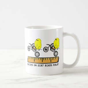 Café Pollitas En Bicicletas De Tierra Regulan Taza De M