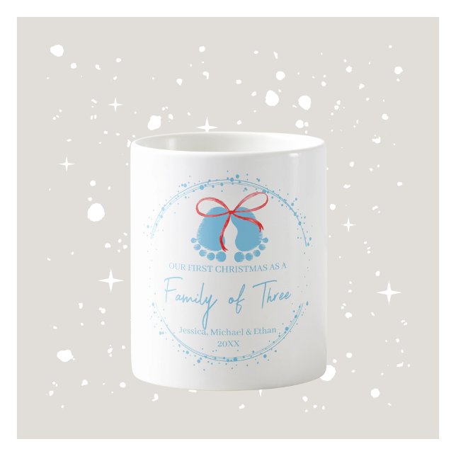Café Primera taza de la familia navideña - Azul (Personalized First Christmas Family Mug - Blue)