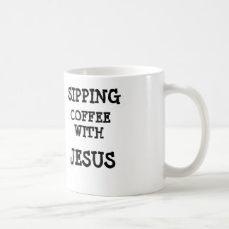 Café que sorbe con la taza de Jesús