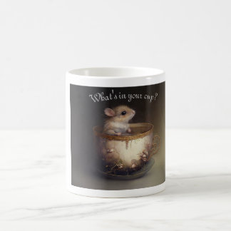 Café Ratón adorable en una taza de té